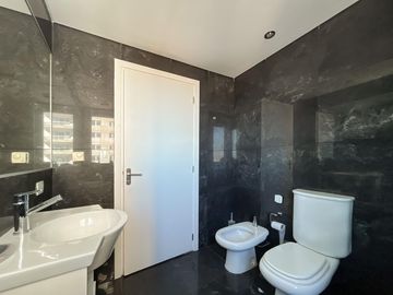 Departamento de 3 dormitorios más dependencia, 2 cocheras y amenities en Maui