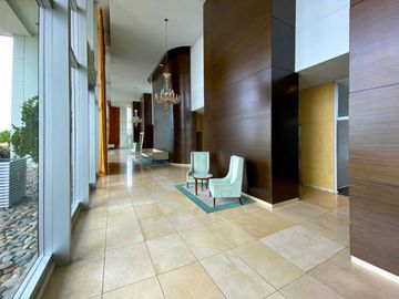 Departamento de 3 dormitorios más dependencia, 2 cocheras y amenities en Maui