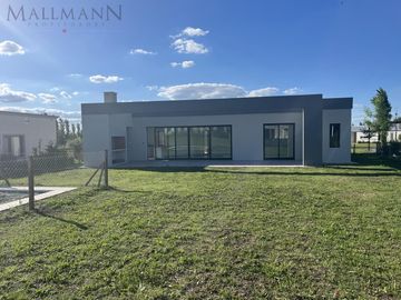 Venta Casa 3 Dormitorios A Estrenar en Medal Country Club