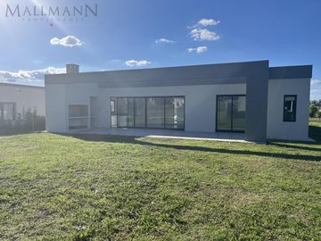 Venta Casa 3 Dormitorios A Estrenar en Medal Country Club