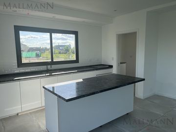 Venta Casa 3 Dormitorios A Estrenar en Medal Country Club