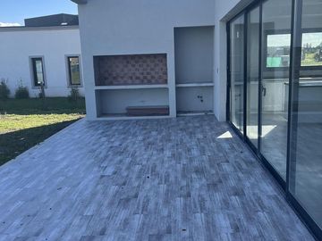 Venta Casa 3 Dormitorios A Estrenar en Medal Country Club