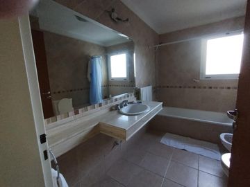 Casa única excelente ubicación impecable estado en 1 lote de 1.080 m²