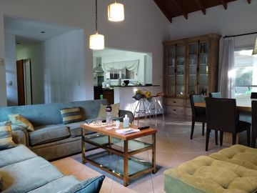 Casa única excelente ubicación impecable estado en 1 lote de 1.080 m²
