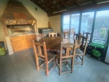 Impresionante chalet de estilo con parque y piscina