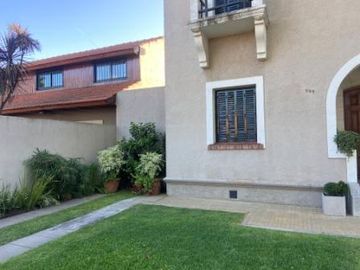 Impresionante chalet de estilo con parque y piscina