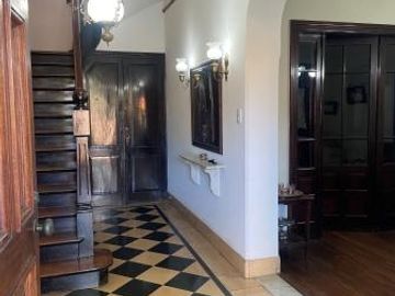 Impresionante chalet de estilo con parque y piscina