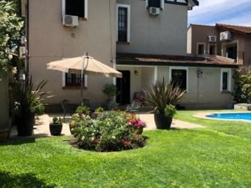 Impresionante chalet de estilo con parque y piscina