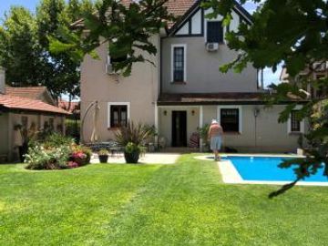Impresionante chalet de estilo con parque y piscina
