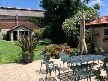 Impresionante chalet de estilo con parque y piscina