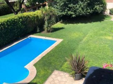Impresionante chalet de estilo con parque y piscina