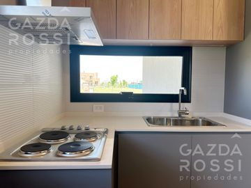 Casa 4 dormitorios  con piscina a estrenar  en Barrio San Felipe