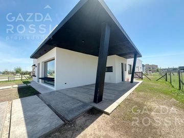 Casa 4 dormitorios  con piscina a estrenar  en Barrio San Felipe