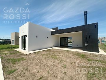 Casa 4 dormitorios  con piscina a estrenar  en Barrio San Felipe