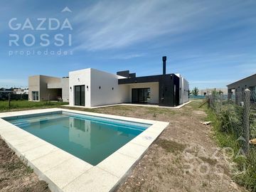 Casa 4 dormitorios  con piscina a estrenar  en Barrio San Felipe