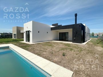 Casa 4 dormitorios  con piscina a estrenar  en Barrio San Felipe