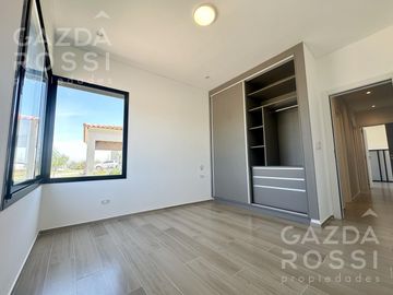 Casa 4 dormitorios  con piscina a estrenar  en Barrio San Felipe