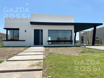 Casa 4 dormitorios  con piscina a estrenar  en Barrio San Felipe