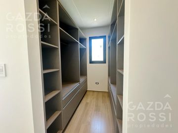 Casa 4 dormitorios  con piscina a estrenar  en Barrio San Felipe