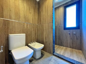 Venta de casa 5 ambientes con pileta climatizada en Rumenco Joven