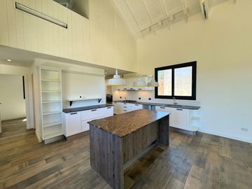 Venta de casa 5 ambientes con pileta climatizada en Rumenco Joven