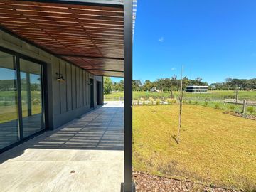 Venta de casa 5 ambientes con pileta climatizada en Rumenco Joven