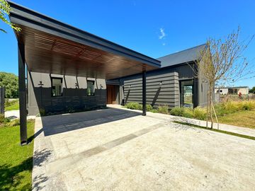 Venta de casa 5 ambientes con pileta climatizada en Rumenco Joven