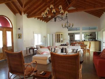 Casa en venta - 4 dormitorios 7 baños - Cochera - 4.937mts2 - Campos De Roca