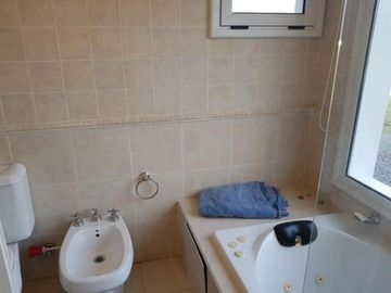 Casa en venta - 4 dormitorios 7 baños - Cochera - 4.937mts2 - Campos De Roca