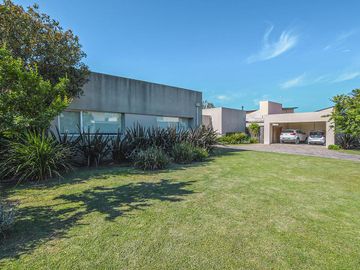 Casa de 3 dormitorios con pileta en Cantegril - Funes