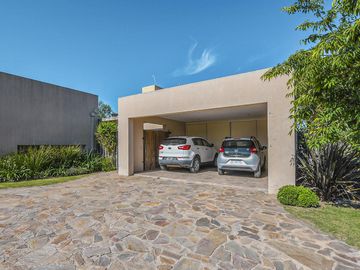Casa de 3 dormitorios con pileta en Cantegril - Funes