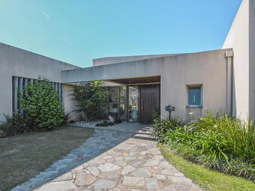 Casa de 3 dormitorios con pileta en Cantegril - Funes