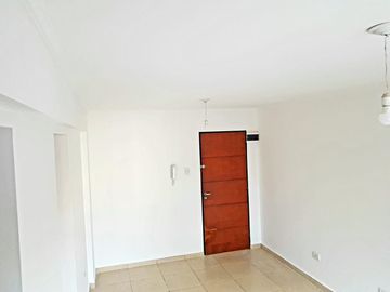 Departamento en venta en Alto Alberdi. Planta Baja con Patio y Cochera. Apto Bancor