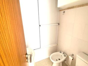 Departamento 1 dormitorio con espacio guarda coche en venta . La Plata.