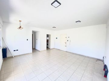 Departamento 1 dormitorio con espacio guarda coche en venta . La Plata.