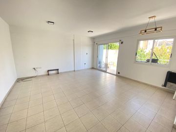 Departamento 1 dormitorio con espacio guarda coche en venta . La Plata.
