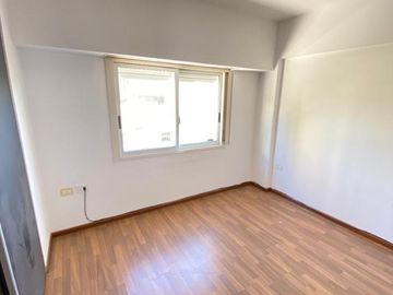 Departamento 1 dormitorio con espacio guarda coche en venta . La Plata.