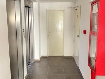Departamento 1 dormitorio con espacio guarda coche en venta . La Plata.