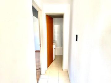 Departamento 1 dormitorio con espacio guarda coche en venta . La Plata.