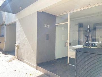 Departamento 1 dormitorio con espacio guarda coche en venta . La Plata.