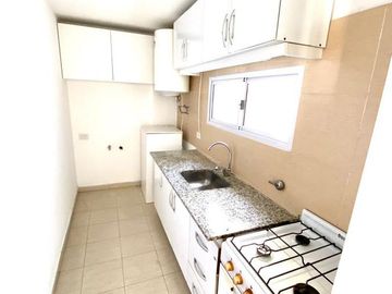 Departamento 1 dormitorio con espacio guarda coche en venta . La Plata.