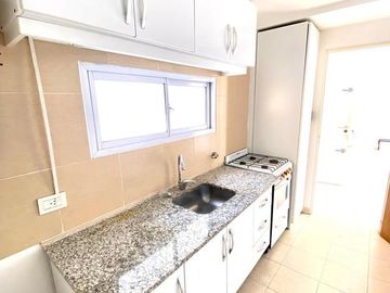 Departamento 1 dormitorio con espacio guarda coche en venta . La Plata.
