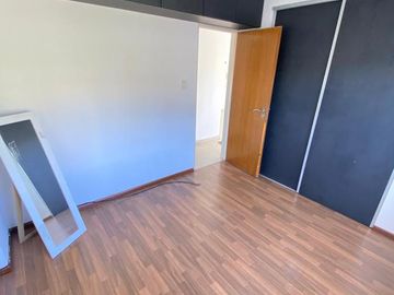 Departamento 1 dormitorio con espacio guarda coche en venta . La Plata.