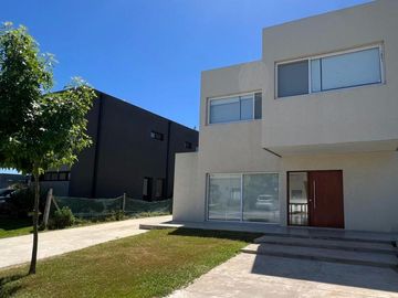 Casa en venta en barrio  Vila Marina, Tigre