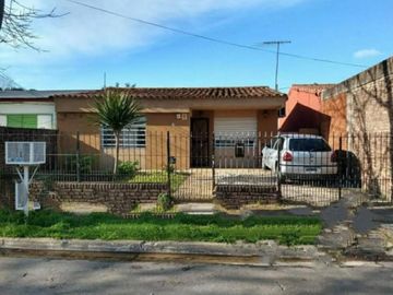 Casa en venta - 2 dormitorios 2 baños - Cochera - 200Mts2 - Berazategui