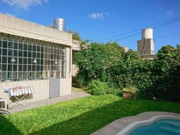 Casa en venta - 3 dormitorios 1 baño - Cochera - 245mts2 - Don Bosco