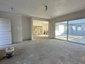 Moderna Casa a Terminar Parque Luro
