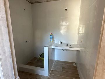 Moderna Casa a Terminar Parque Luro