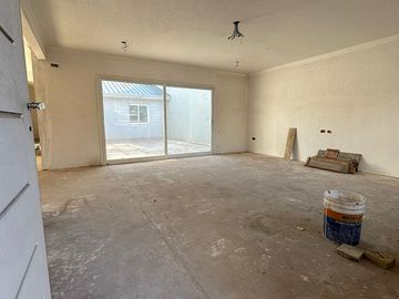 Moderna Casa a Terminar Parque Luro