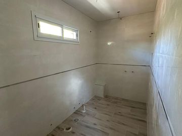 Moderna Casa a Terminar Parque Luro